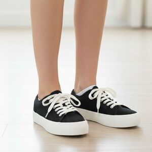 CUSHIONAIRE Classic Black and White Women's Sneakers size 8